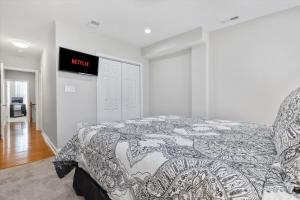 Charm City Homestay in Washington Village客房内的一张或多张床位