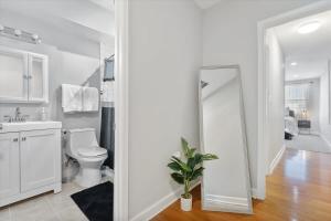 巴尔的摩Charm City Homestay in Washington Village的带马桶和镜子的白色浴室 更多10张照片