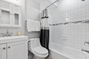 巴尔的摩Charm City Homestay in Washington Village的带马桶和水槽的白色浴室