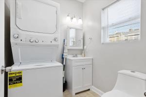 Charm City Homestay in Washington Village的一间浴室