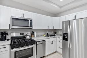 Charm City Homestay in Washington Village的厨房或小厨房