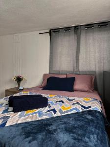 ein Bett mit zwei Kissen darauf in einem Schlafzimmer in der Unterkunft Alta Terra Hospedajes in Quetzaltenango