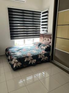 1 cama en una habitación con ventana en Danau Homestay en Bandar Puncak Alam