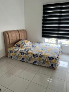 - un lit dans une chambre avec couverture dans l'établissement Danau Homestay, à Bandar Puncak Alam