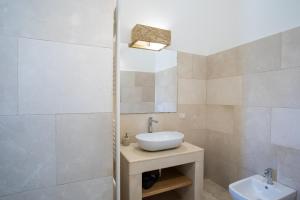A bathroom at Casale Donna Rosa