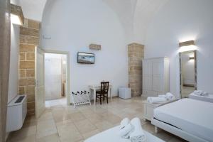 A bed or beds in a room at Casale Donna Rosa