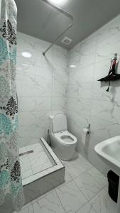 biała łazienka z toaletą i umywalką w obiekcie Islomobod w mieście (( Yangi-Abad ))