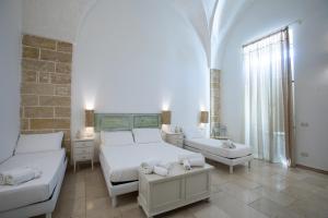 A bed or beds in a room at Casale Donna Rosa Még 37 kép