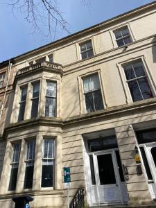 un gran edificio con muchas ventanas en una calle en The Buckingham Studio en Glasgow