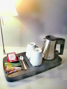 een dienblad met een koffiepot en papieren handdoeken bij Nymphe Strandhotel & Apartments in Binz