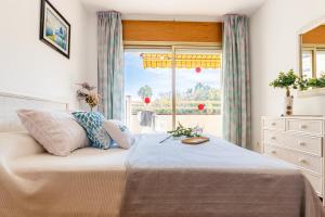 a bedroom with a bed and a window at Apartamentos Córdoba Arysal in Salou