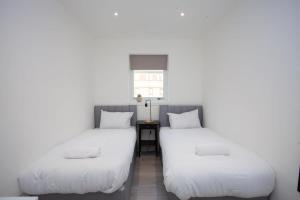Llit o llits en una habitació de Bright Central Flat with Balcony and Free Parking