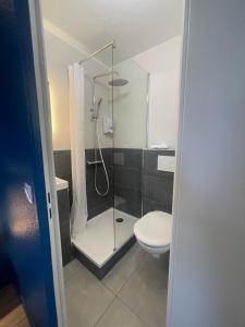 uma casa de banho com um chuveiro e um WC. em Kyriad Direct Dreux em Dreux