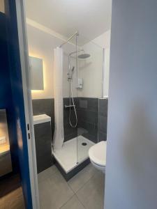 uma casa de banho com um chuveiro e um WC. em Kyriad Direct Dreux em Dreux