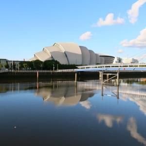 un ponte sopra un corpo d'acqua di fronte a uno stadio di Modern, Light-filled and Sleek West End Apartment a Glasgow