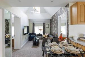 Flat in Guildford في Stoughton: غرفة معيشة مع طاولة وأريكة