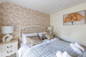 um quarto com uma cama e uma árvore na parede em Flat in Guildford em Stoughton