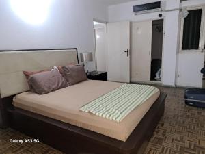Un dormitorio con una cama grande con almohadas. en Yulendo, en Beira