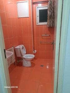 ein Bad mit einem WC und einem Waschbecken in der Unterkunft Yulendo in Beira