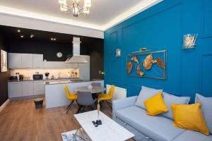 Sala de estar azul con sofá y mesa en Stunning One bed with parking in City Centre en Glasgow