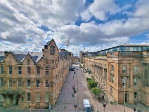 vistas a una calle de una ciudad con edificios en Stunning One bed with parking in City Centre en Glasgow