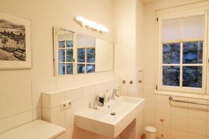 布萊特瑙的住宿－Ferienwohnung "Dorfliebe" mit privater Sauna und 4 Schlafzimmern in Breitnau，白色的浴室设有水槽和镜子