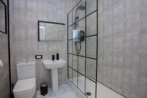 Et badeværelse på Newly Renovated City Apartment