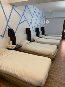Postel nebo postele na pokoji v ubytování Suria Cameron Hotel