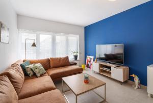 奥斯坦德Zeepaardjesnest 25的配有沙发和平板电视的客厅