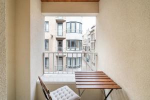 奥斯坦德Zeepaardjesnest 25的阳台的长椅和椅子