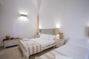 A bed or beds in a room at Casale Donna Rosa