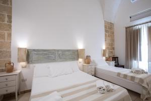 A bed or beds in a room at Casale Donna Rosa