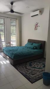 Jeli Heights Hill Homes في Jeli: غرفة نوم بسرير اخضر وسجادة