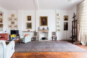 - un salon avec un canapé et une cheminée dans l'établissement Artistic 1bed flat with patio in South Kensington, à Londres