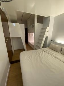 Postel nebo postele na pokoji v ubytování Suria Cameron Hotel