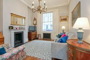 een woonkamer met een bank en een open haard bij Special offer! Fantastic 1 bed flat in Pimlico in Londen