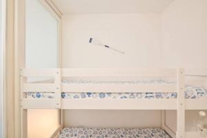 彭圖尼的住宿－Casa Corallo，客房内的一张带镜子的白色双层床