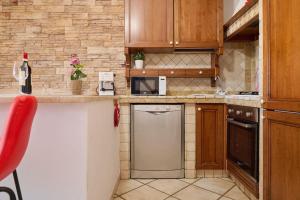 彭圖尼的住宿－Casa Corallo，厨房配有木制橱柜和洗碗机。