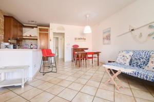 彭圖尼的住宿－Casa Corallo，带沙发的客厅和厨房