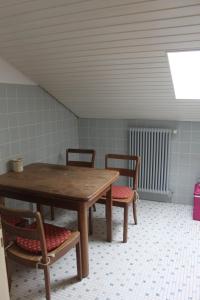 una stanza con tavolo e due sedie e un tavolo di Haus Elisabeth - Ferienwohnung Tannenwipfel, 1 Schlafzimmer, Feldberg a Neuglashütten