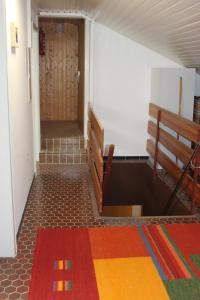 un corridoio con panchina e una stanza con porta di Haus Elisabeth - Ferienwohnung Tannenwipfel, 1 Schlafzimmer, Feldberg a Neuglashütten