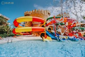 a water park with a water slide in a pool at Dreamland Oasis Aparthotel in K'obulet'i