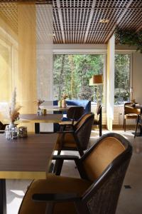 een woonkamer met een bank en een tafel en stoelen bij Le Moulin Des Ruats in Avallon