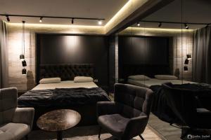 1 Schlafzimmer mit 2 Betten und Stühlen in der Unterkunft Vera HOTEL-VILLA in Pristina