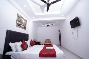 um quarto com uma cama e uma ventoinha de tecto em Hotel Moon Taj Near Yashobhoomi Convention Centre em Nova Deli