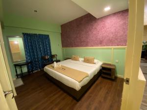 Llit o llits en una habitació de Suria Cameron Hotel