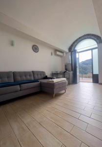 sala de estar con sofá y ventana grande en Appart cosy, en Sartène