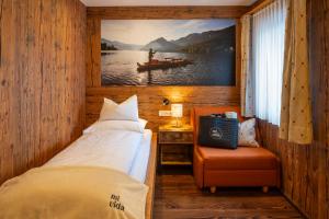 バート・ミッテルンドルフにあるWander- und Wellnesshotel Kanzlerのベッド付きのベッドルームとボートの写真