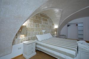 A bed or beds in a room at Casale Donna Rosa
