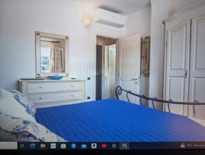 Un pat sau paturi într-o cameră la Santa Teresa Harbour Apartment